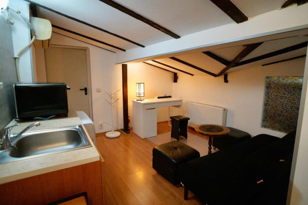 2-Room Cozy Retreat Near City Center Bucarest Extérieur photo