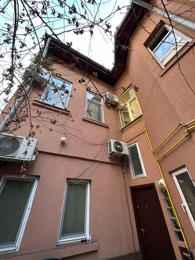 2-Room Cozy Retreat Near City Center Bucarest Extérieur photo